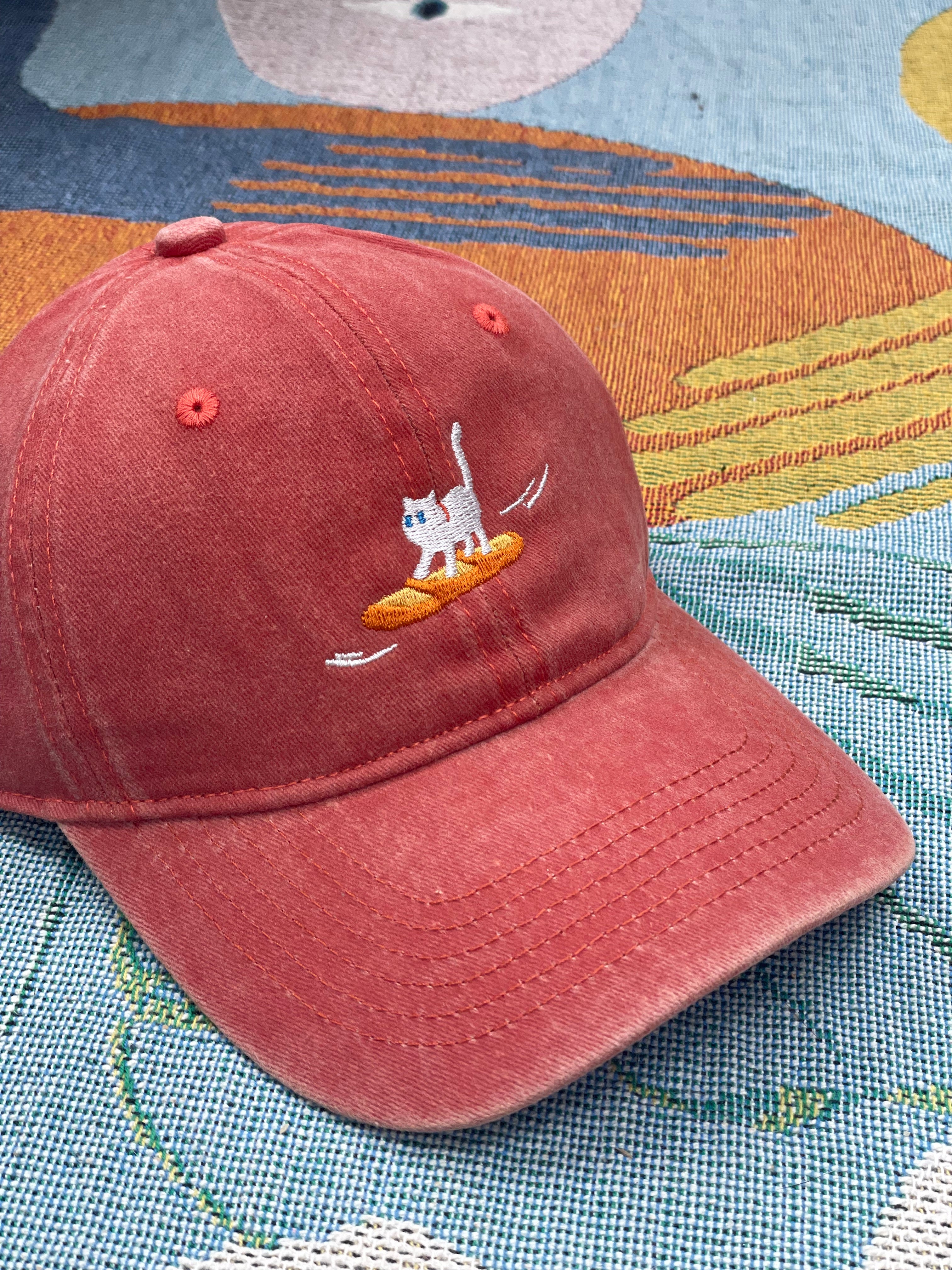 法包衝浪貓刺繡洗水紅色鴨舌帽