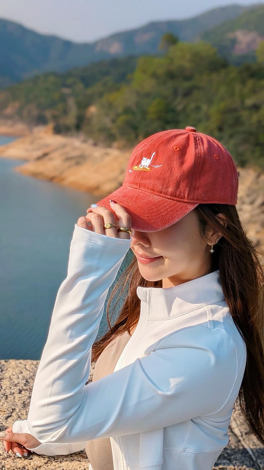 法包衝浪貓刺繡洗水紅色鴨舌帽